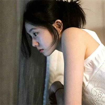蜂言疯语海报